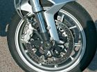 4 - поршневые тормозные радиальные скобы Brembo уверенно и прогнозируемо осаживают машину.